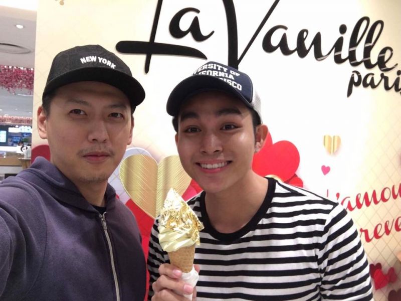 Ca sĩ Jun 365 thưởng thức Kem dát vàng